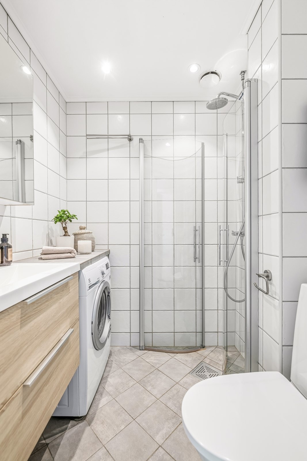 På badet er det montert opplegg for vaskemaskin (medfølger), i tillegg til at man har tilgang til fellesvaskeri i borettslaget. Galleribilde