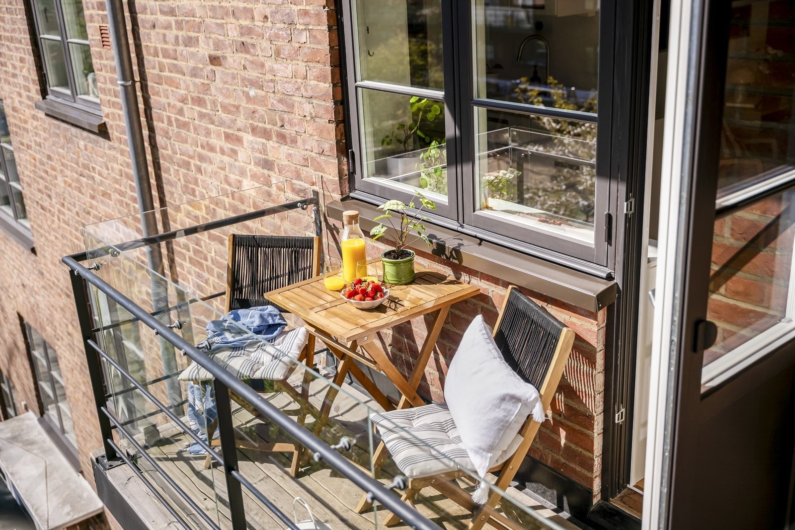 Balkongen fungerer som en forlengelse av stuen i sommerhalvåret. Her kan du nyte morgensol og svale kvelder! Galleribilde