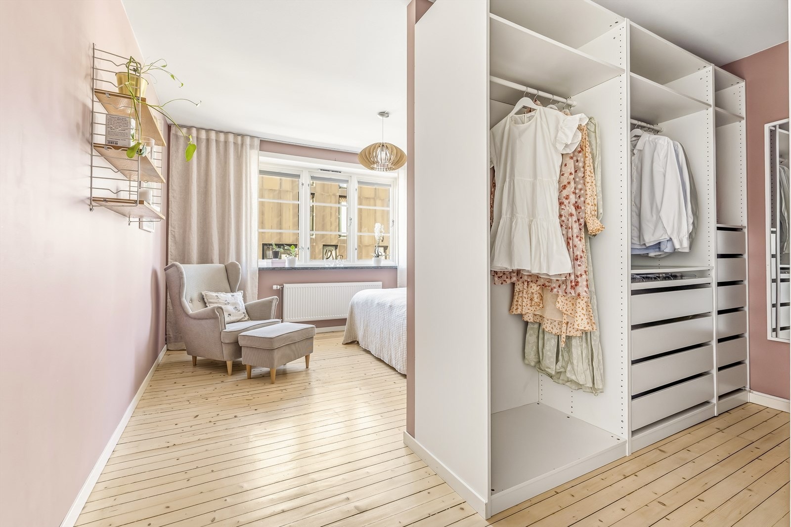 Her er det rikelig med oppbevaringsplass i form av hyller og skuffeseksjoner. Galleribilde