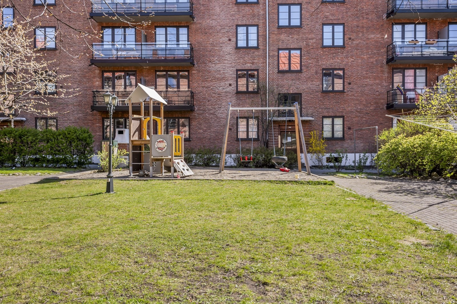 Lekeplass i bakgården gjør dette til et attraktivt sted for barnefamilier. Galleribilde