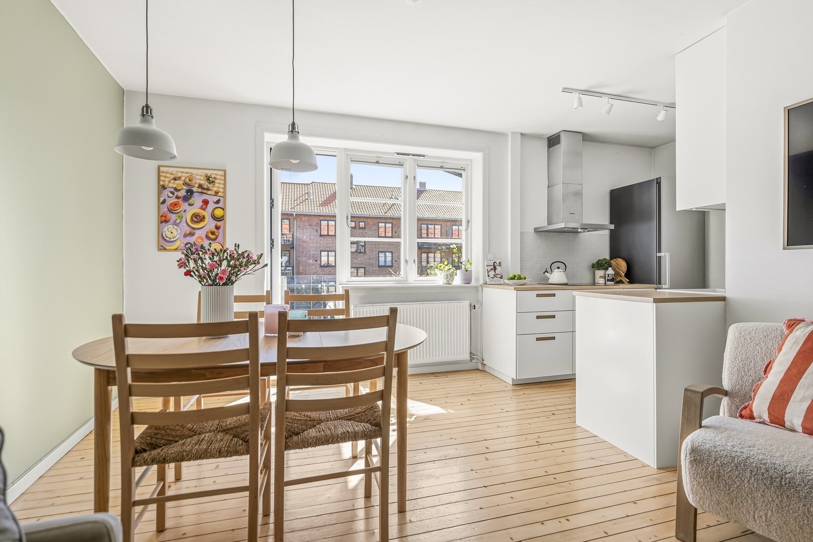 Kjøkkenet er utstyrt med integrert koketopp, stekeovn og oppvaskmaskin, samt et frittstående kjøl-/fryseskap. Galleribilde