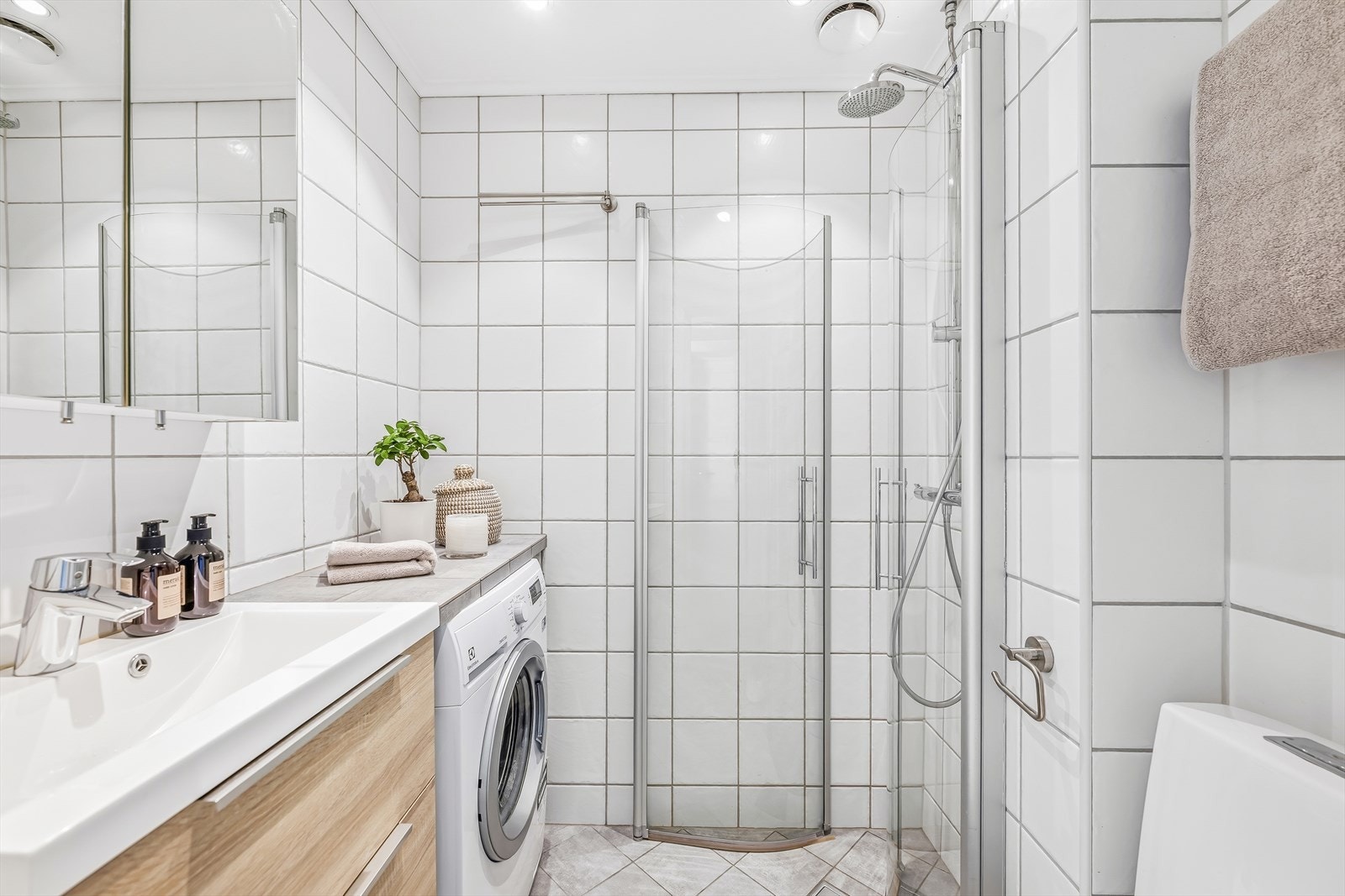 Badet ble pusset opp i regi av borettslaget i 2008, ytterligere oppgradert i 2017 med flis på flis. Galleribilde