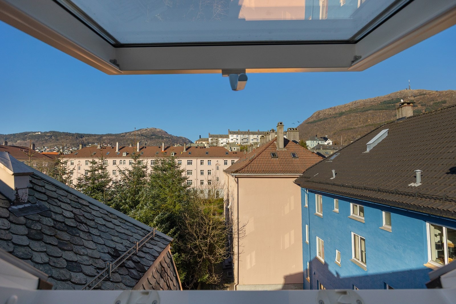 Utsikt mot Ulriken og Fløyen fra soverommet. Galleribilde