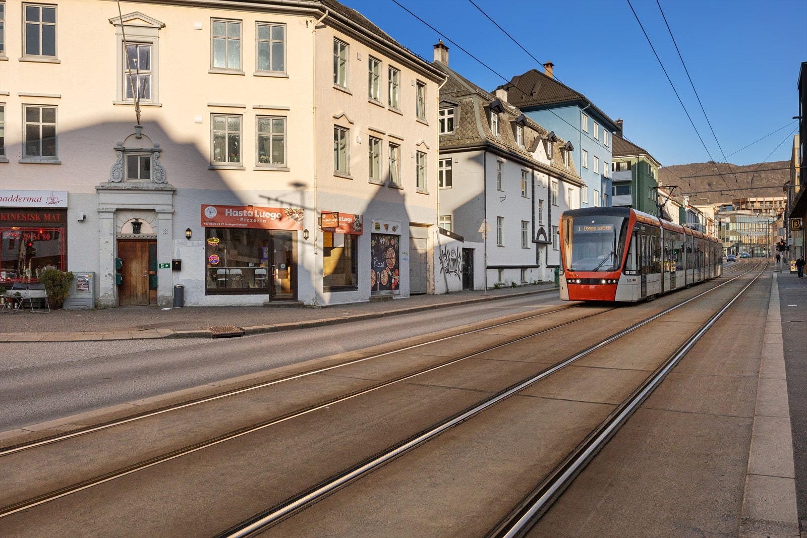 Leiligheten har en svært atrraktiv og sentral beliggenhet med bybanestopp kun få minutter unna og søndagsåpen Bunnpris rett over gaten. Galleribilde