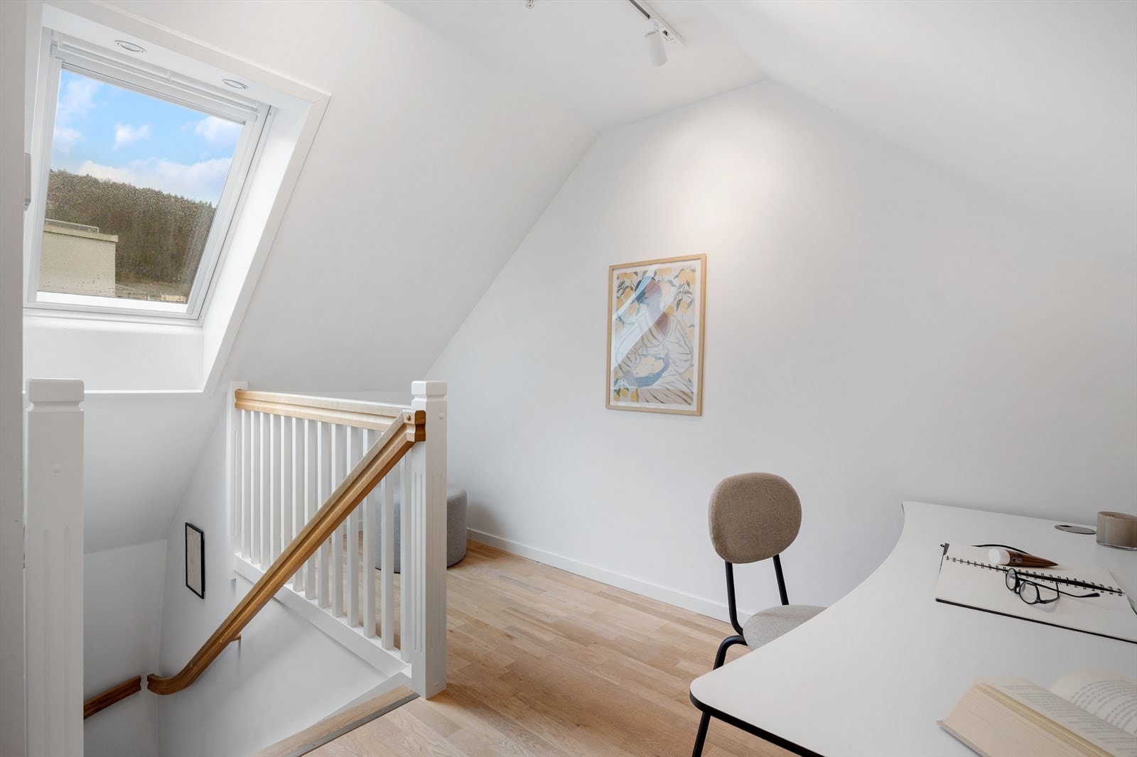 Vindu i trapp kan åpnes fra mobilen, hvor man også kan styre solskjerming. Galleribilde