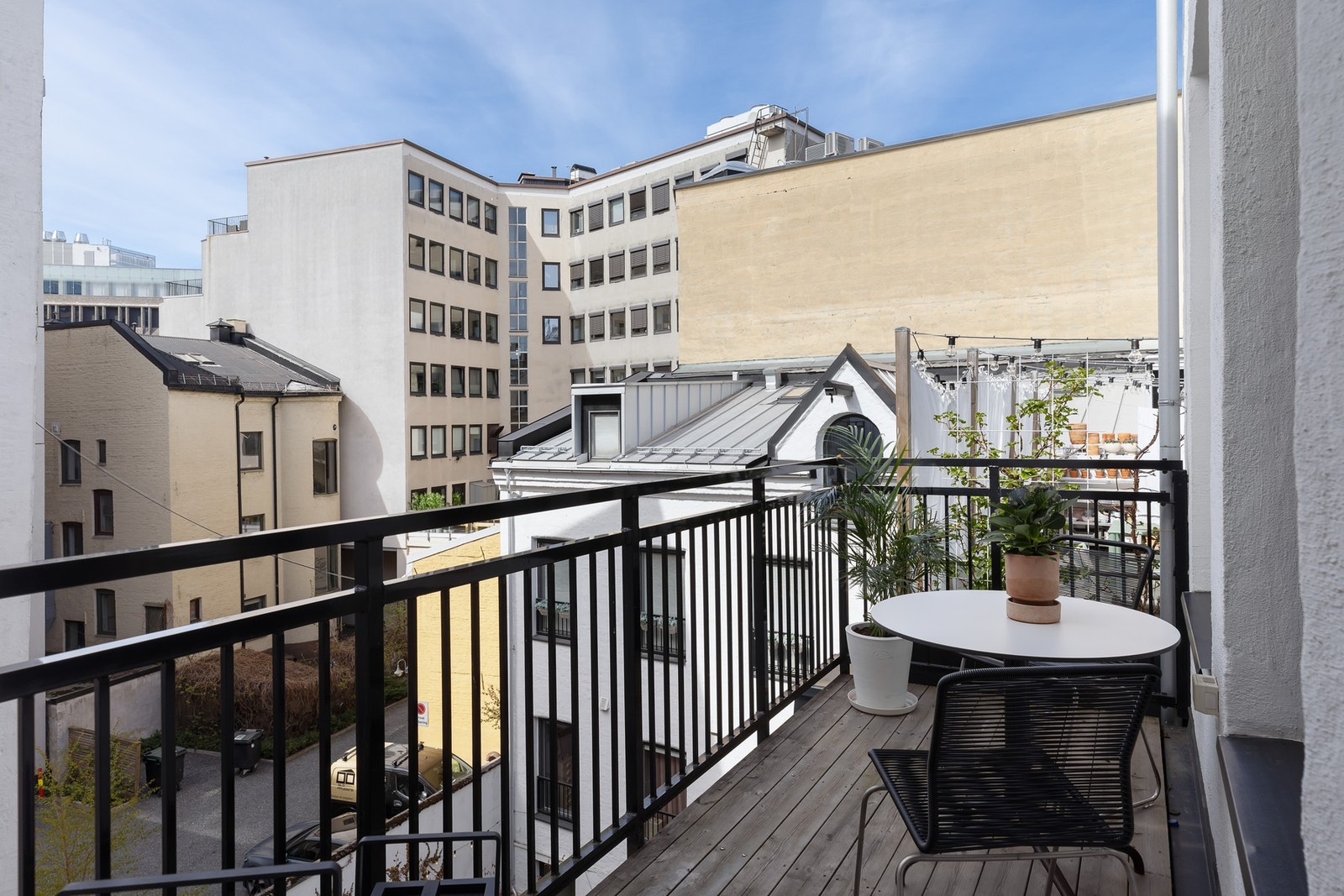 Fin balkong som ligger inn mot felles lukket hageanlegg. Galleribilde
