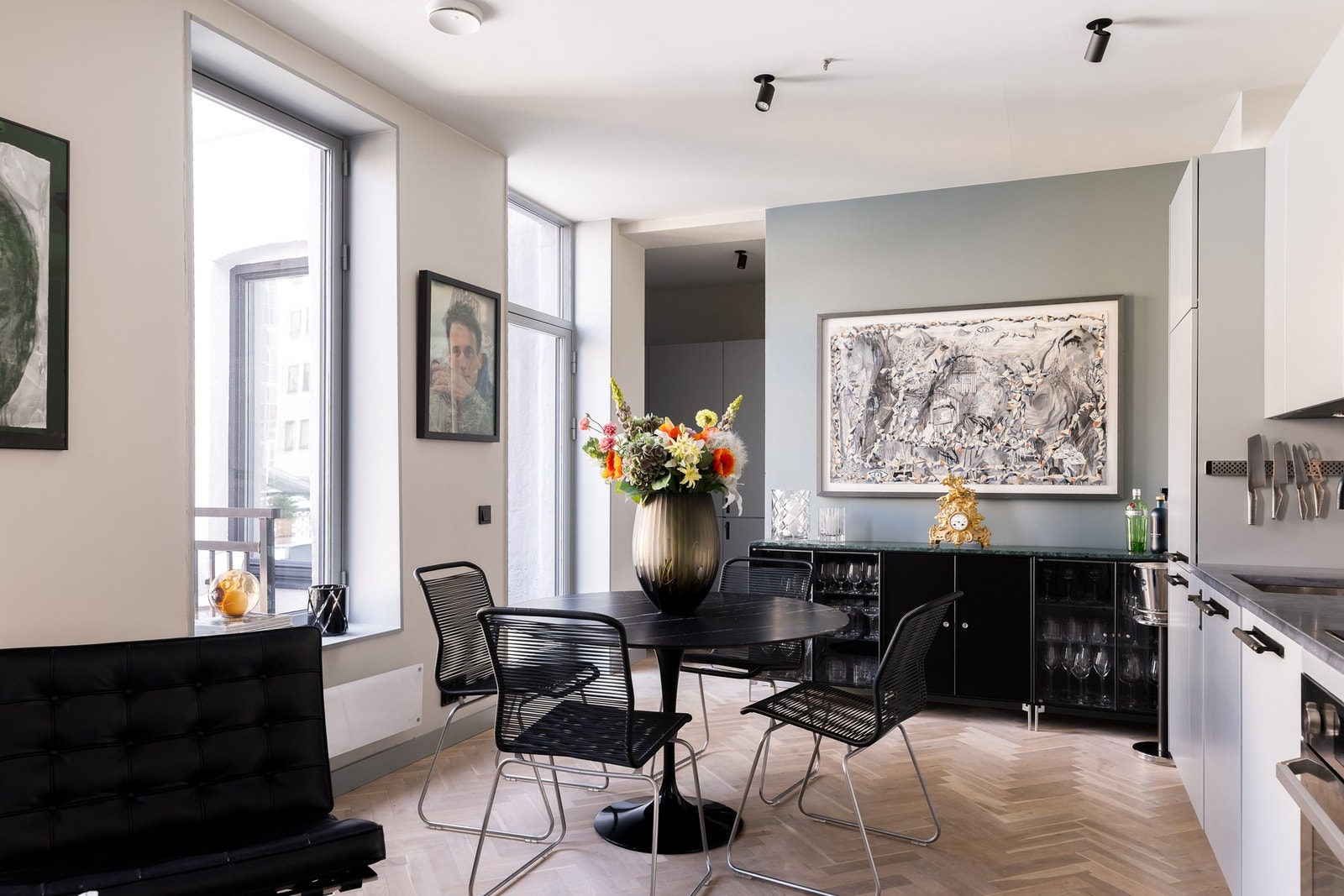 Stuen har store vinduer og godt med lysinnslipp! Galleribilde