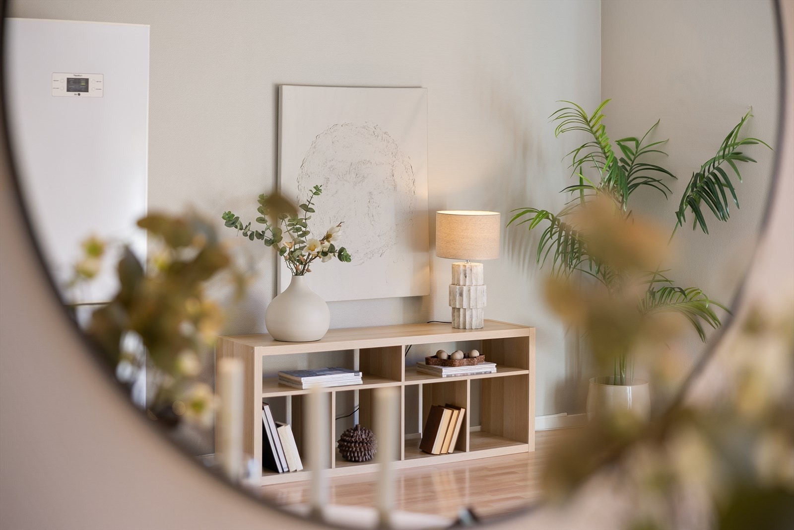 Boligens beliggenhet er svært attraktiv, i et rolig og etablert område med kort vei til både marka, studiesteder og sentrum. Her bor du sentralt, samtidig som du har flotte turområder og gode solforhold like utenfor døren. Galleribilde