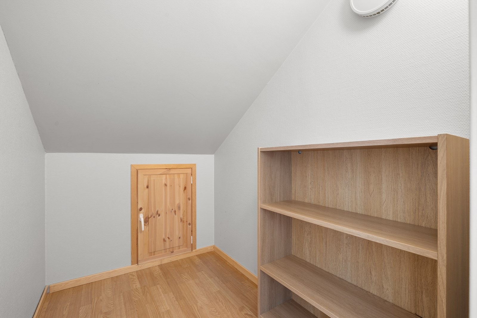 Boligen har en innvendig bod oppmålt til 1,5 m² med oppbevaringsplass som gir praktiske løsninger for lagring. Det er også tilgang til ekstra lagring i kneloft i denne etasjen. Galleribilde