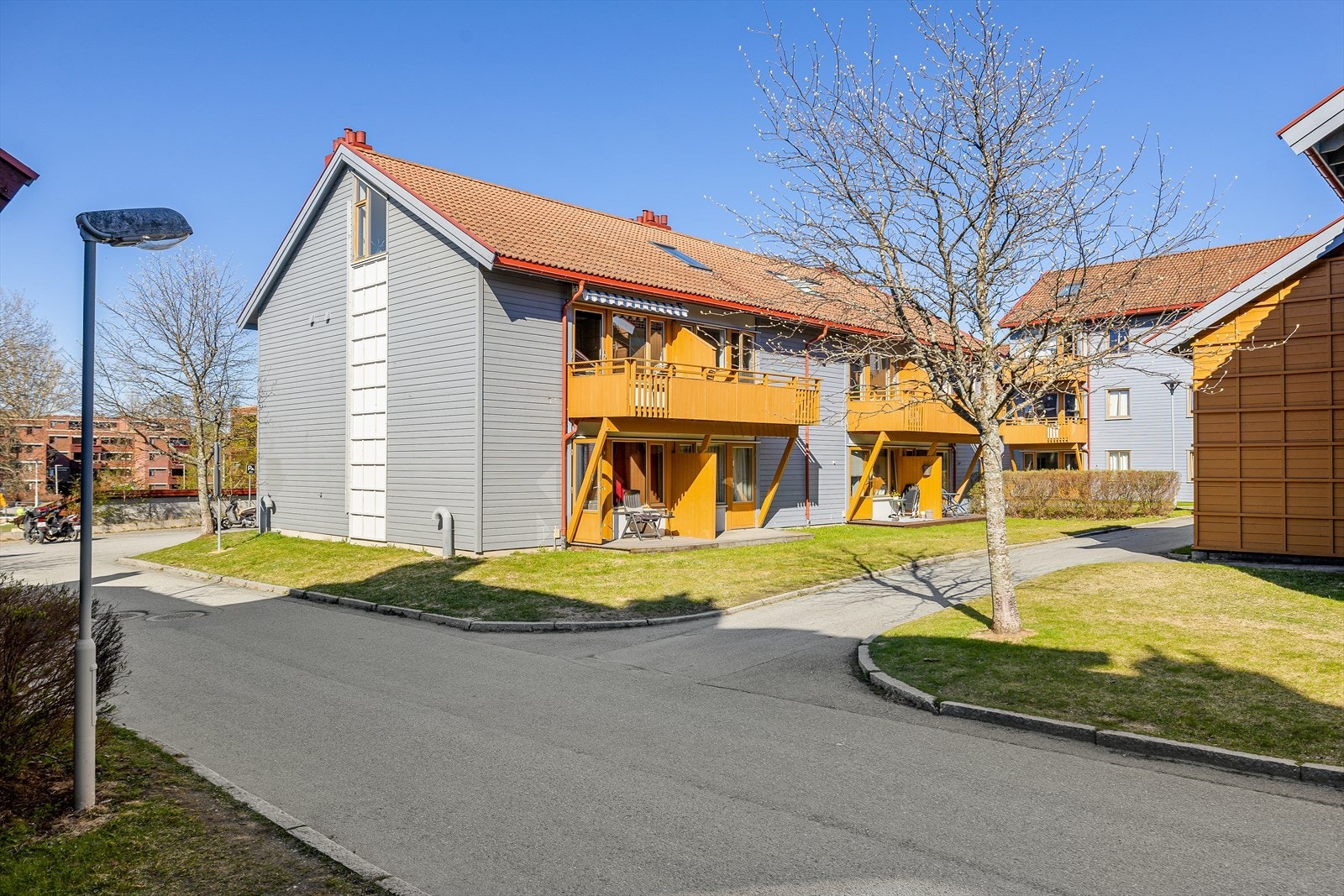 Hjemmet ligger i et attraktivt boligområde på Moholt med gangavstand til bussholdeplass, dagligvarebutikk, treningssenter, bensinstasjon, Estenstadmarka samt NTNU sine campuser på Gløshaugen og Dragvoll. Velkommen til visning! Galleribilde