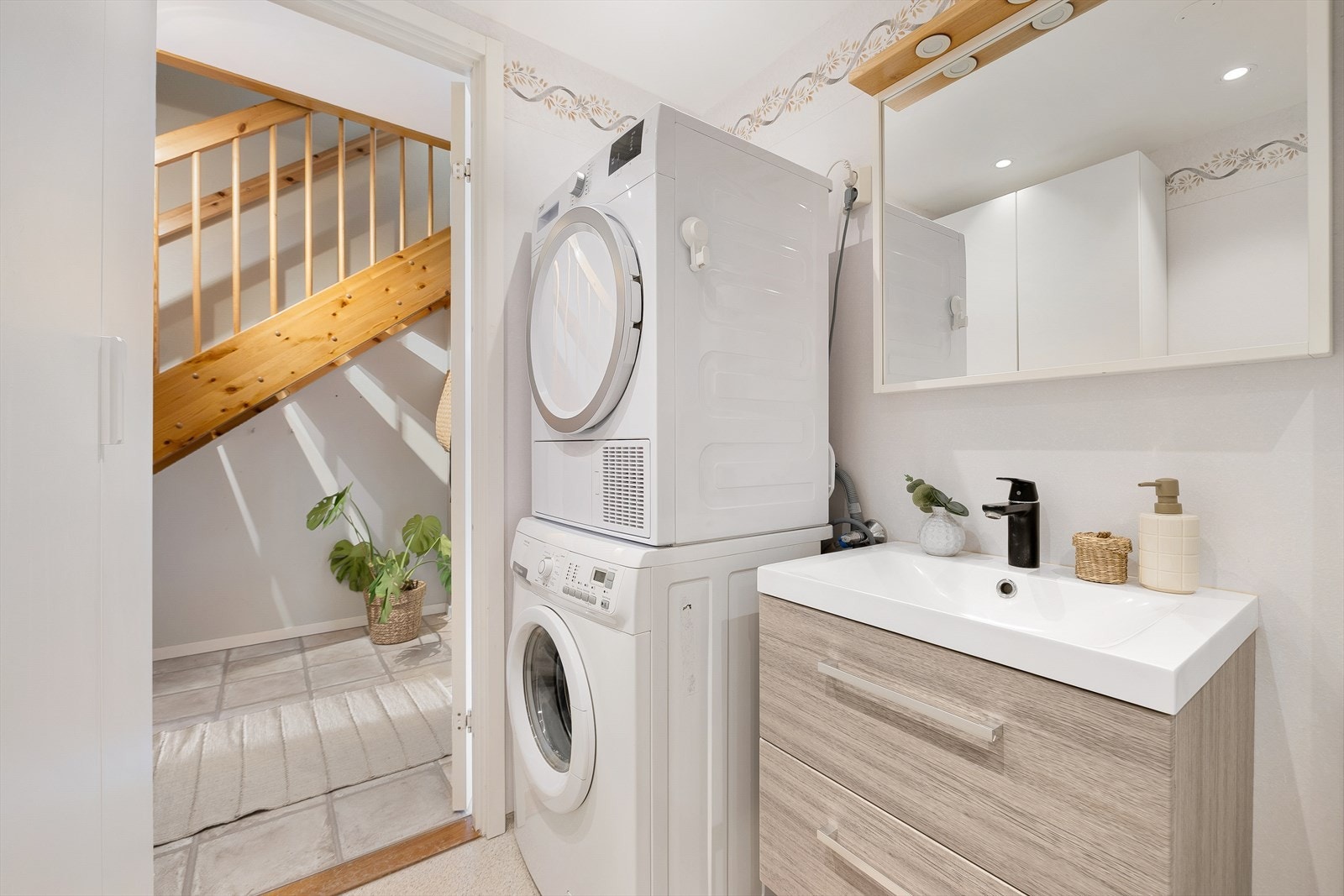 Rommet for velvære er utstyrt med dusjhjørne, toalett, servant i skap og opplegg for vaskemaskin. I tillegg har badet både mekanisk avtrekk og ventilasjonsaggregat, som sikrer et godt inneklima. Galleribilde