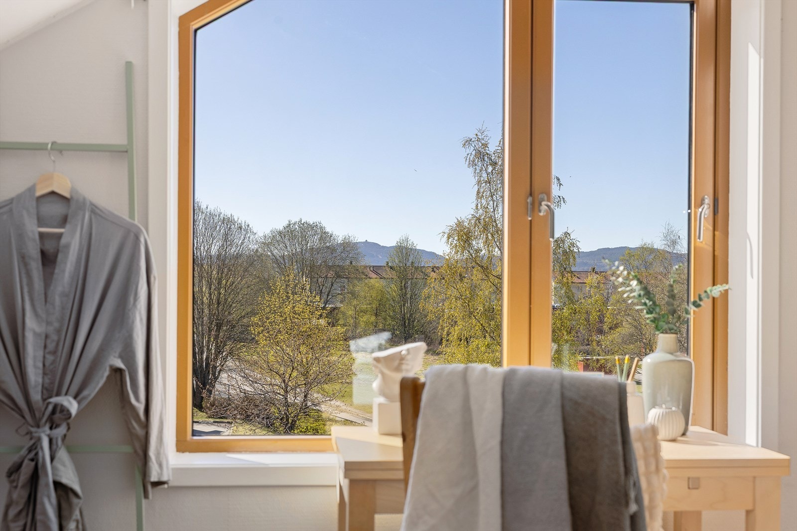 Fra loftsetasjen skimtes vakre Gråkallen i horisonten. Galleribilde