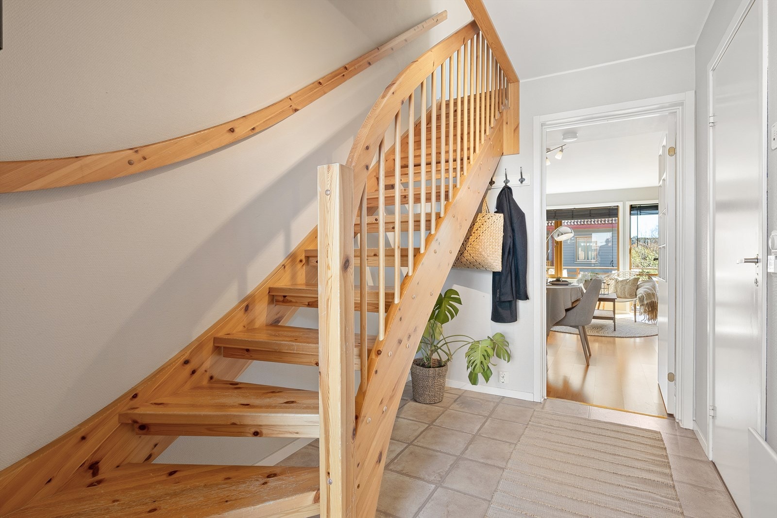 I entreen kan man enkelt innrede med en kommode og/eller garderobe under trappen. For ekstra lagring disponerer leiligheten en ekstern bod. Galleribilde