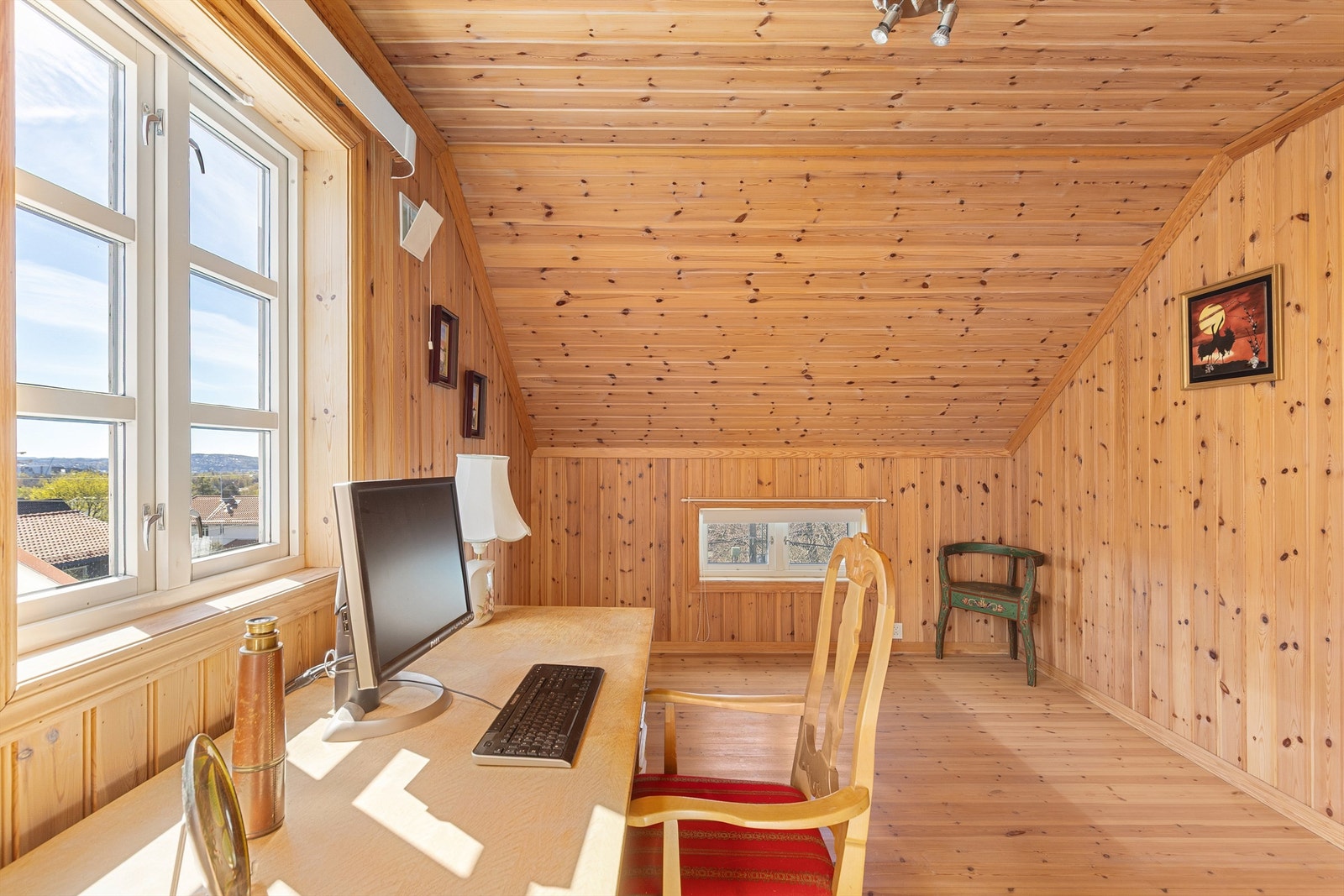 Det største soverommet er i dag innredet som et kontor, men har god plass til en dobbeltseng Galleribilde
