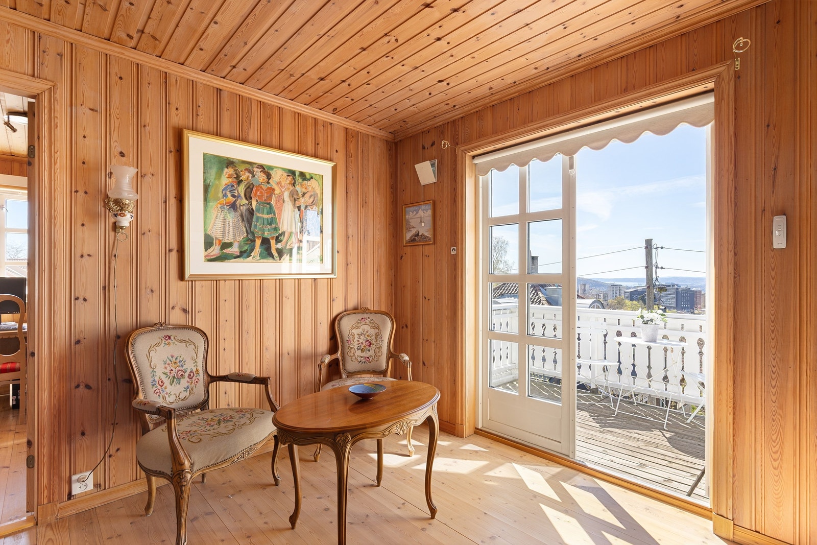 Det er utgang til en solfylt balkong med fin utsikt Galleribilde