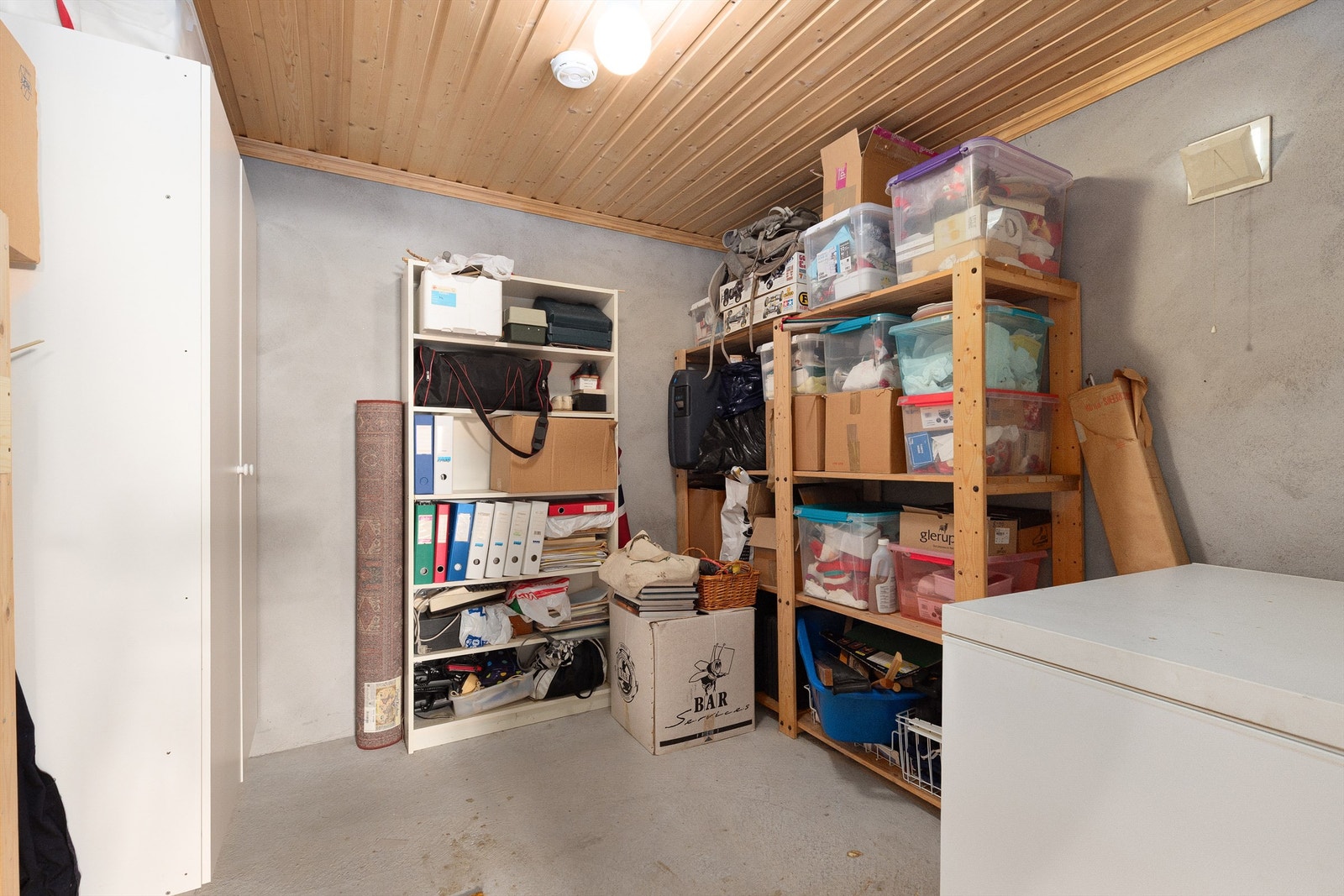 Det er to boder i kjelleren med god lagringsplass til alt fra julepynt, dypfryser, sesongklær ol. Galleribilde