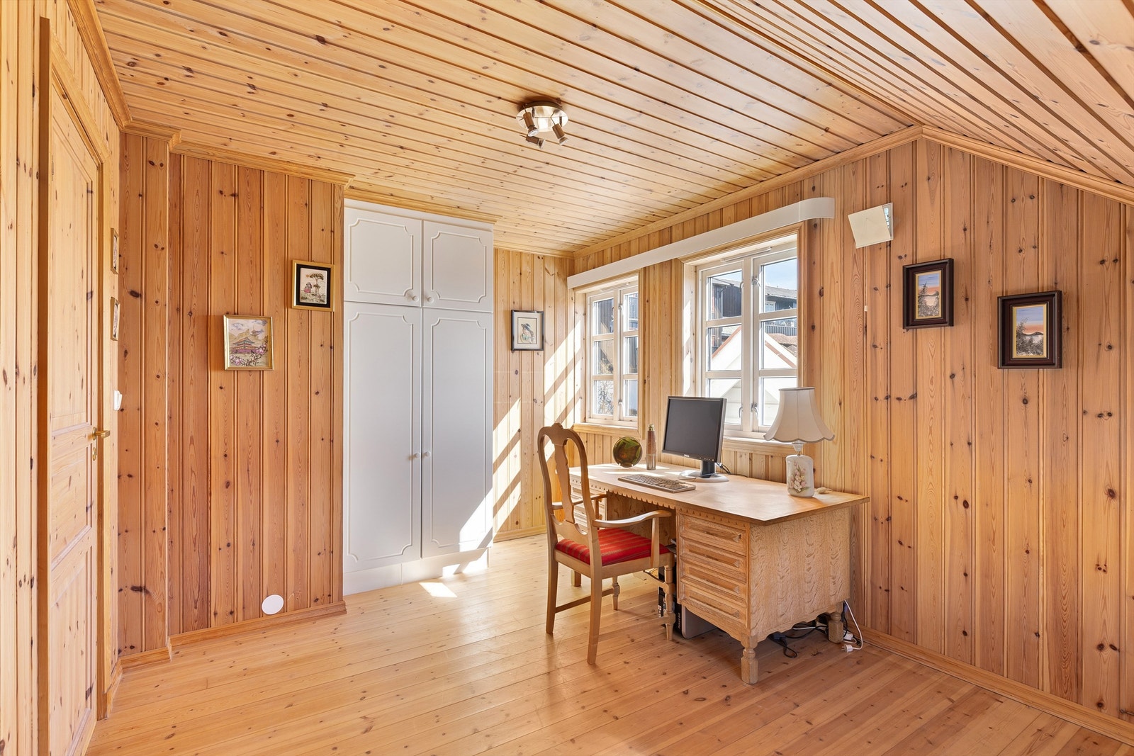 Det største soverommet er i dag innredet som et kontor, men har god plass til en dobbeltseng Galleribilde