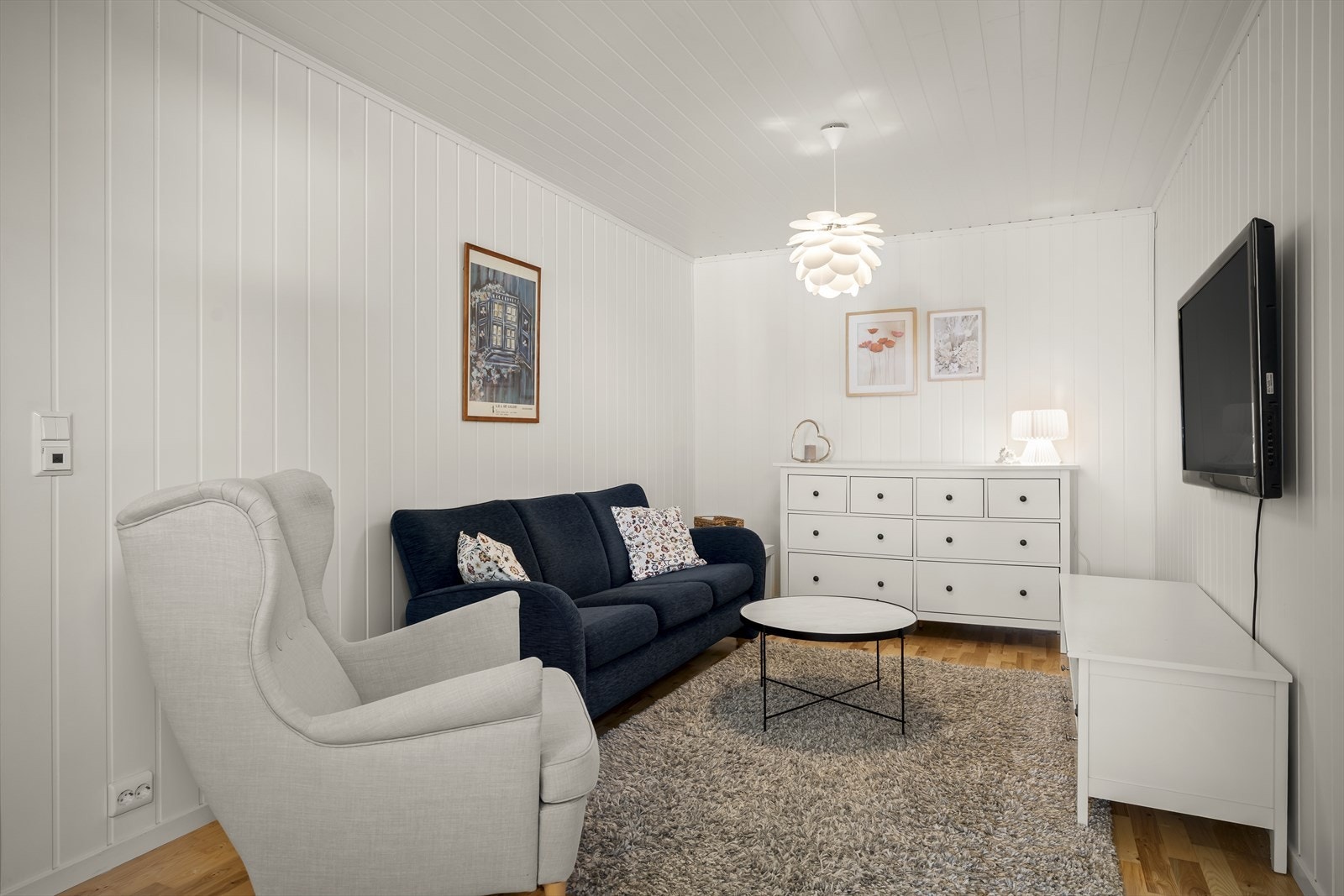 Stuen har plass til en hyggelig sofagruppe. Galleribilde