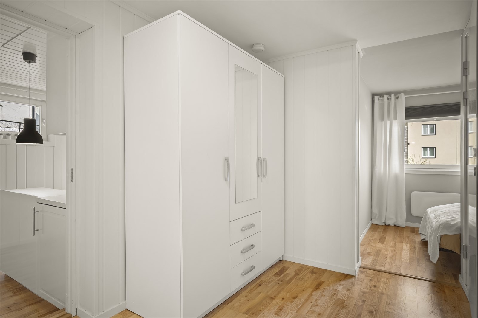 Soverommet er romslig med plass til seng og garderobeløsninger. Galleribilde