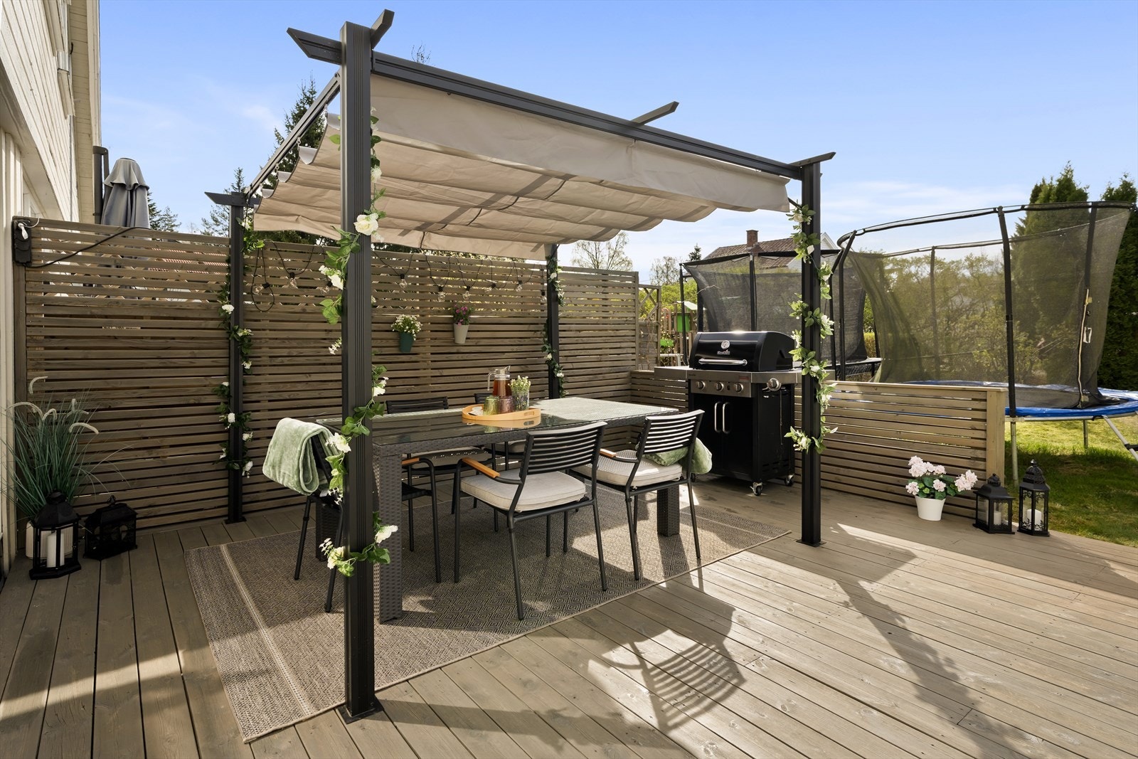 Terrasse på 44 kvm med god plass til spisegruppe Galleribilde