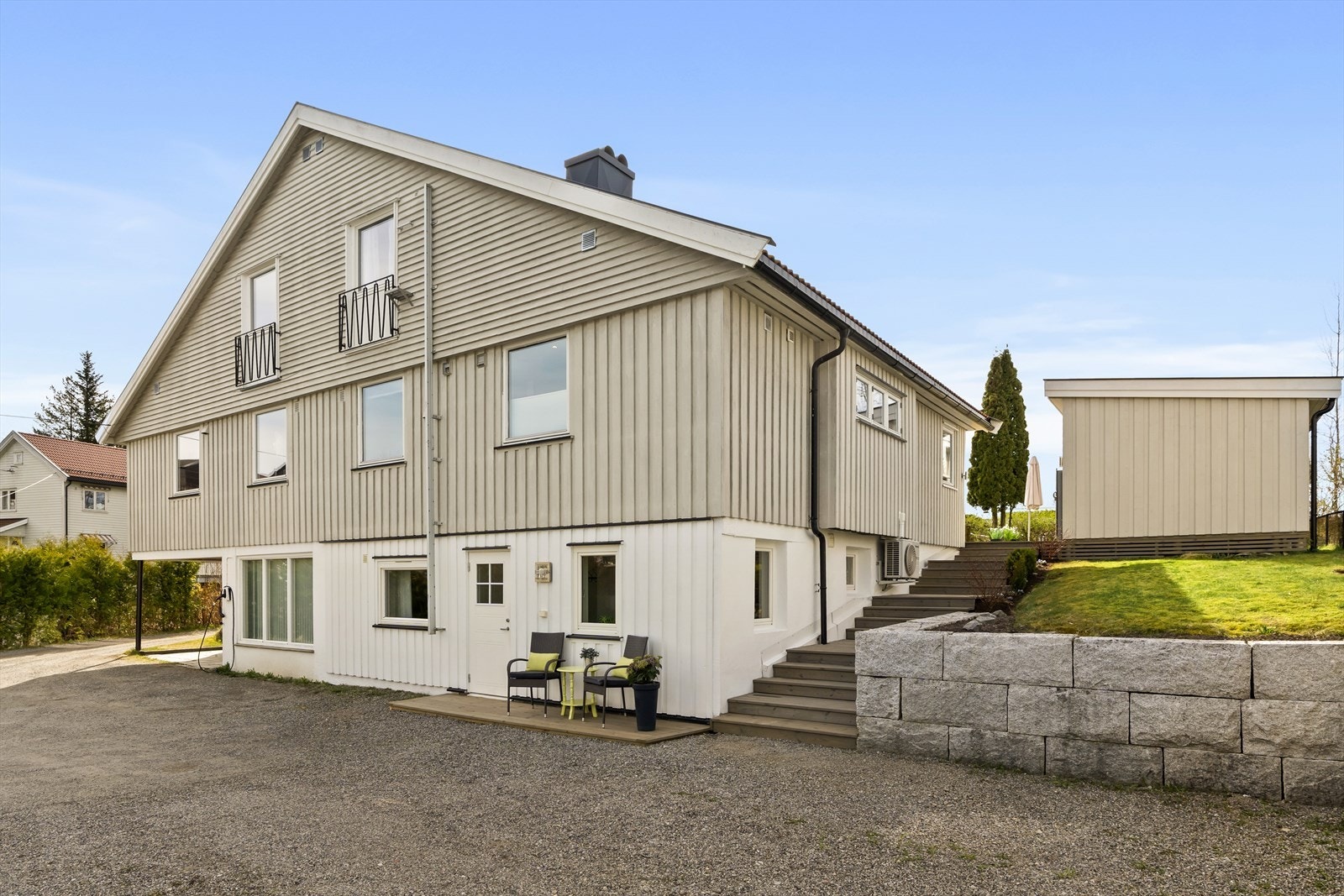 Underetasjen har egen inngang og en koselig uteplass. Galleribilde
