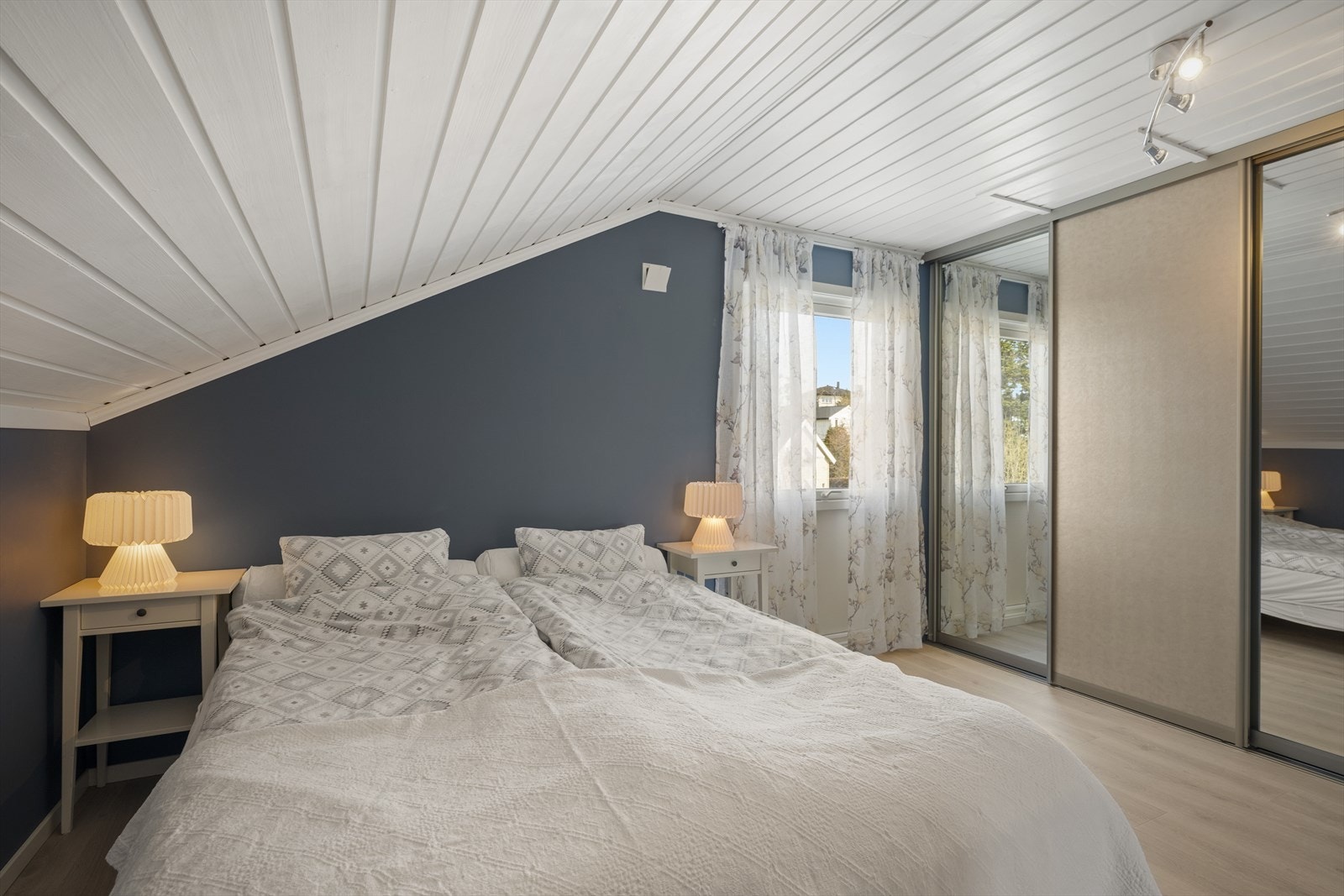 Hovedsoverommet er romslig og har en praktisk, innebygd skyvedørsgarderobe. Galleribilde