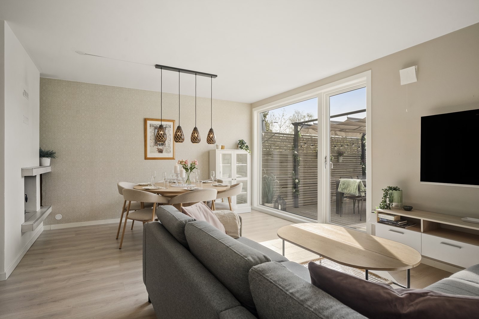 Stuen er lys og moderne med god plass til en hyggelig sofa- og spisegruppe. Galleribilde