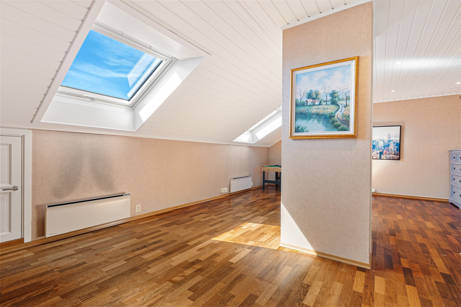 Takvinduer med tre-lags glass fra 2021 slipper inn rikelig med dagslys i loftsetasjen. Galleribilde