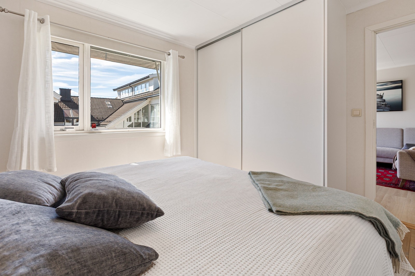 Rommet er utstyrt med en romslig skyvedørsgarderobe. Galleribilde