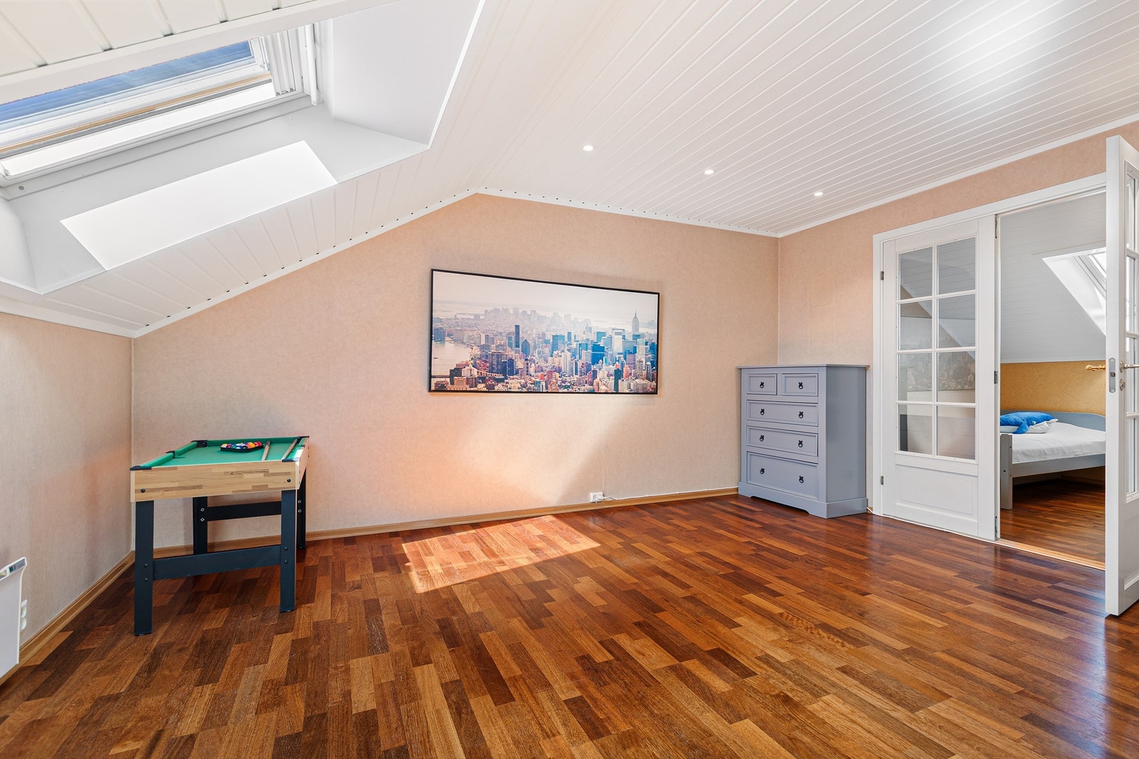 En to-fløyet dør med glassfelt åpner inn til soverommet i tredje etasje. Galleribilde