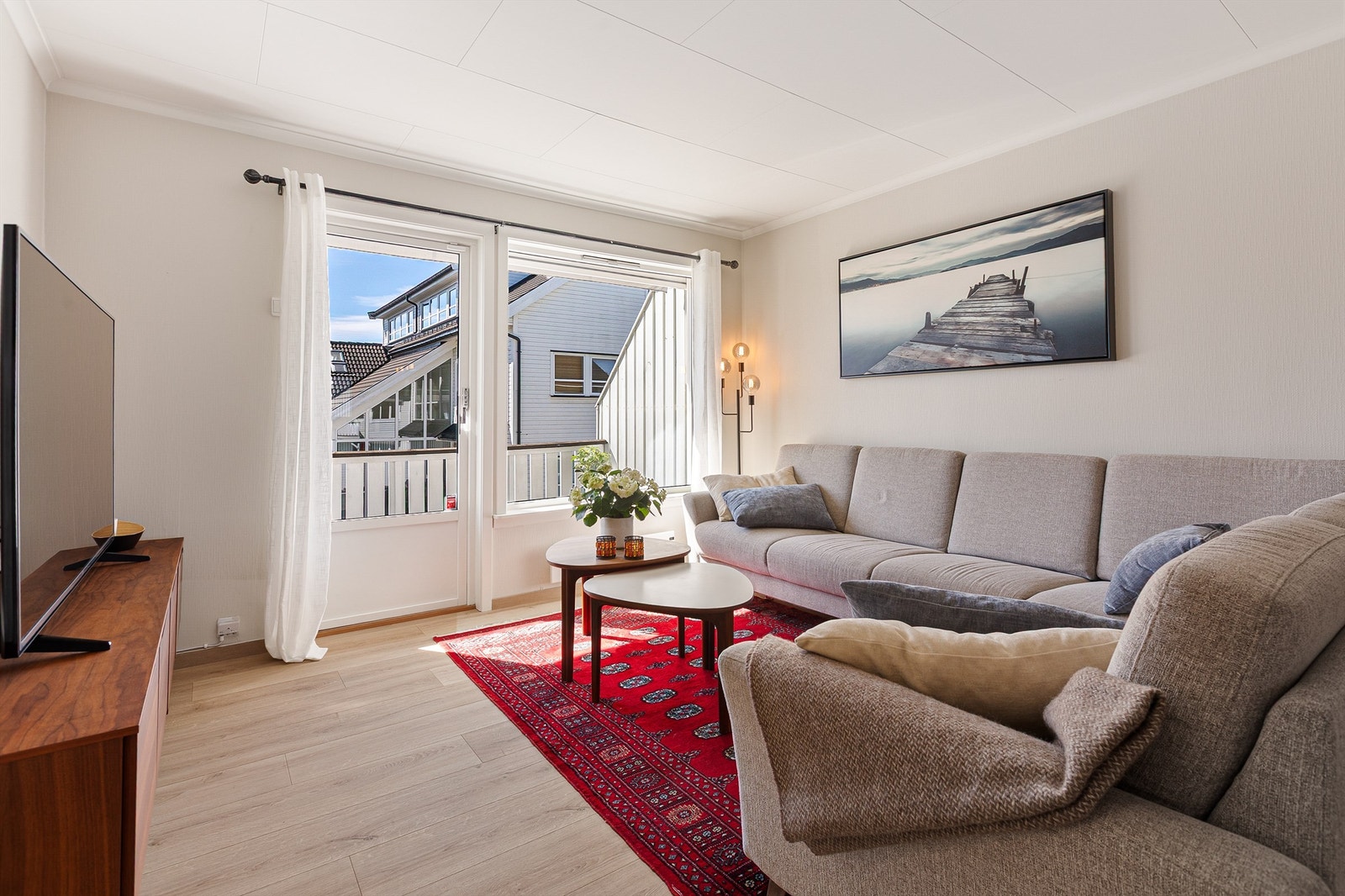 Stuen har god plass til sofagruppe og er belagt med laminatgulv. Galleribilde