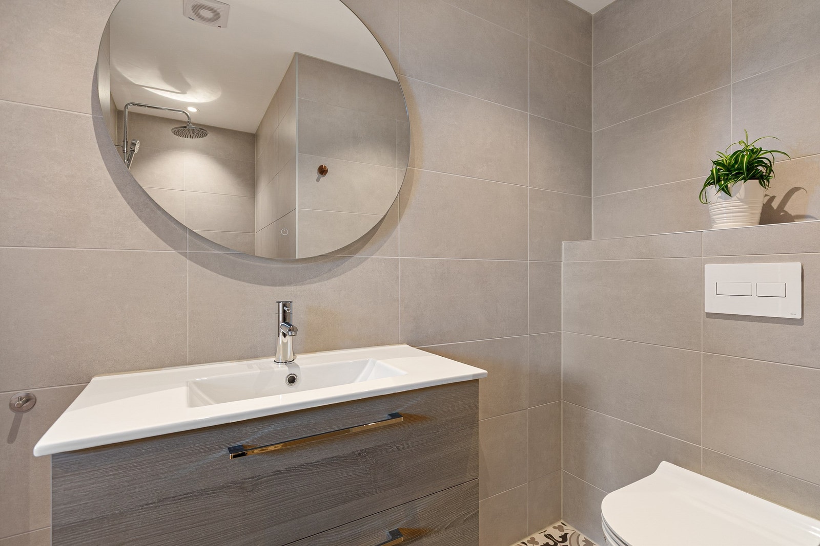 Badet i tredje etasje ble totalrenovert i 2020 med flislagte overflater og elektrisk gulvvarme. Galleribilde