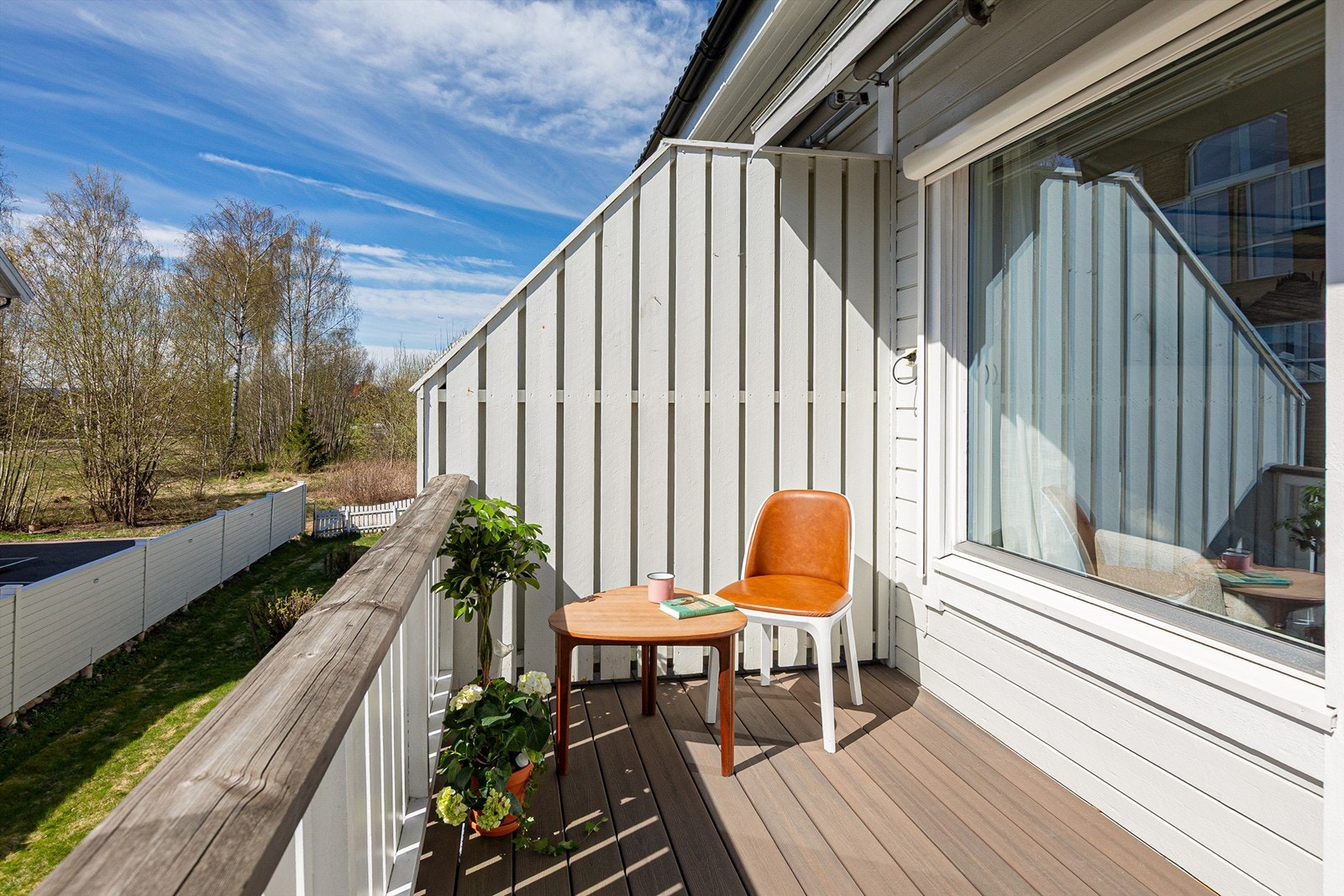 Fra stuen er det utgang til en balkong med gulv av kompositt, et privat uterom med plass til sittegruppe. Galleribilde