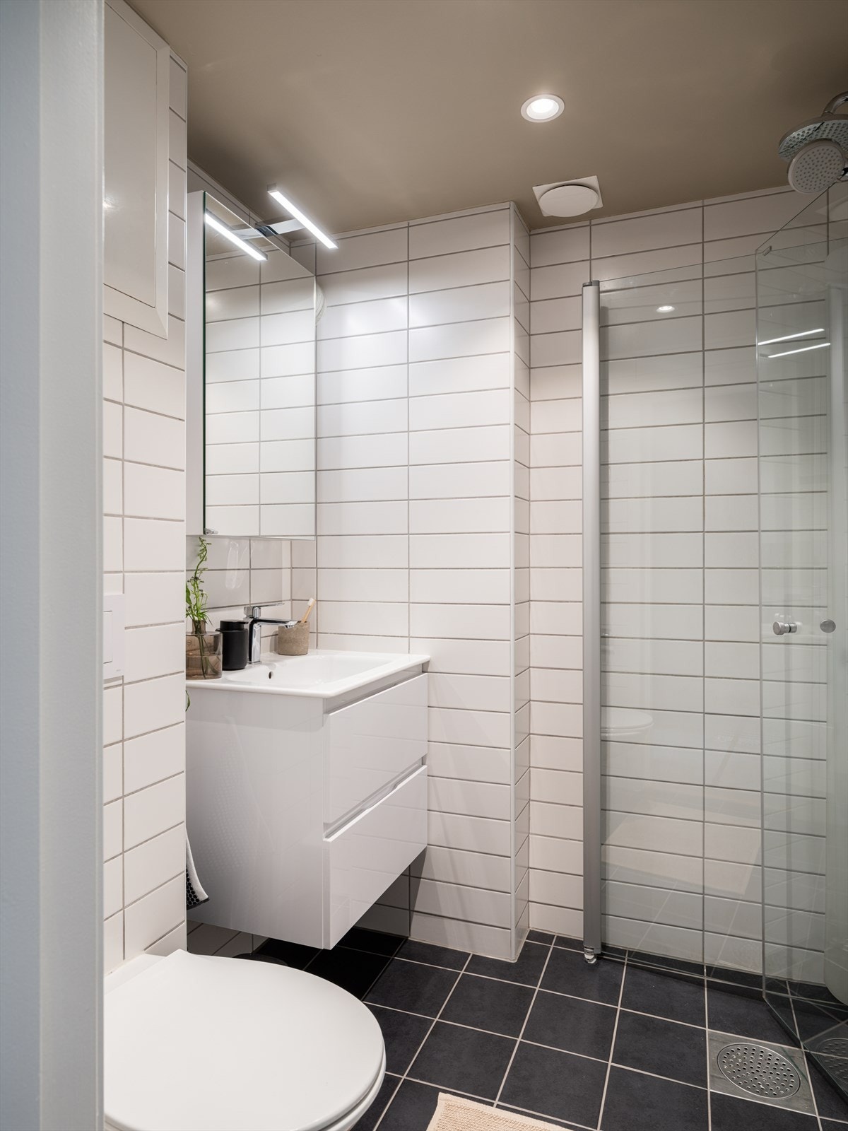 Badet ble pusset opp i regi av tidligere eier i 2016, og er senere oppgradert i 2026 med veggskap og servantskap fra Lind, servant i porselen fra Roca, servantbatteri fra Grohe samt speilskap fra Voss med integrert belysning. Galleribilde