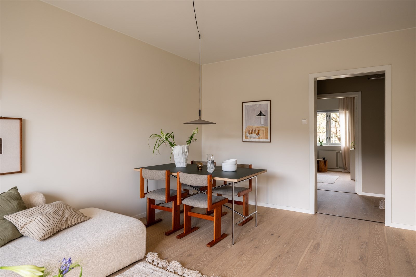 Stuen er av god størrelse med plass til både sofagruppe og spiseplass. Galleribilde