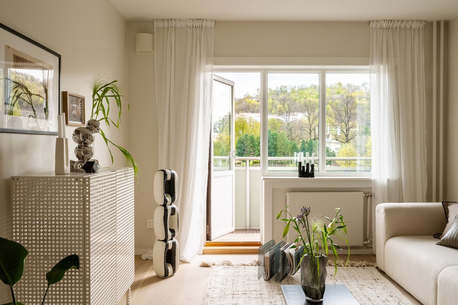 Leiligheten er oppvarmet med radiatorer via sentral fjernvarme. Galleribilde