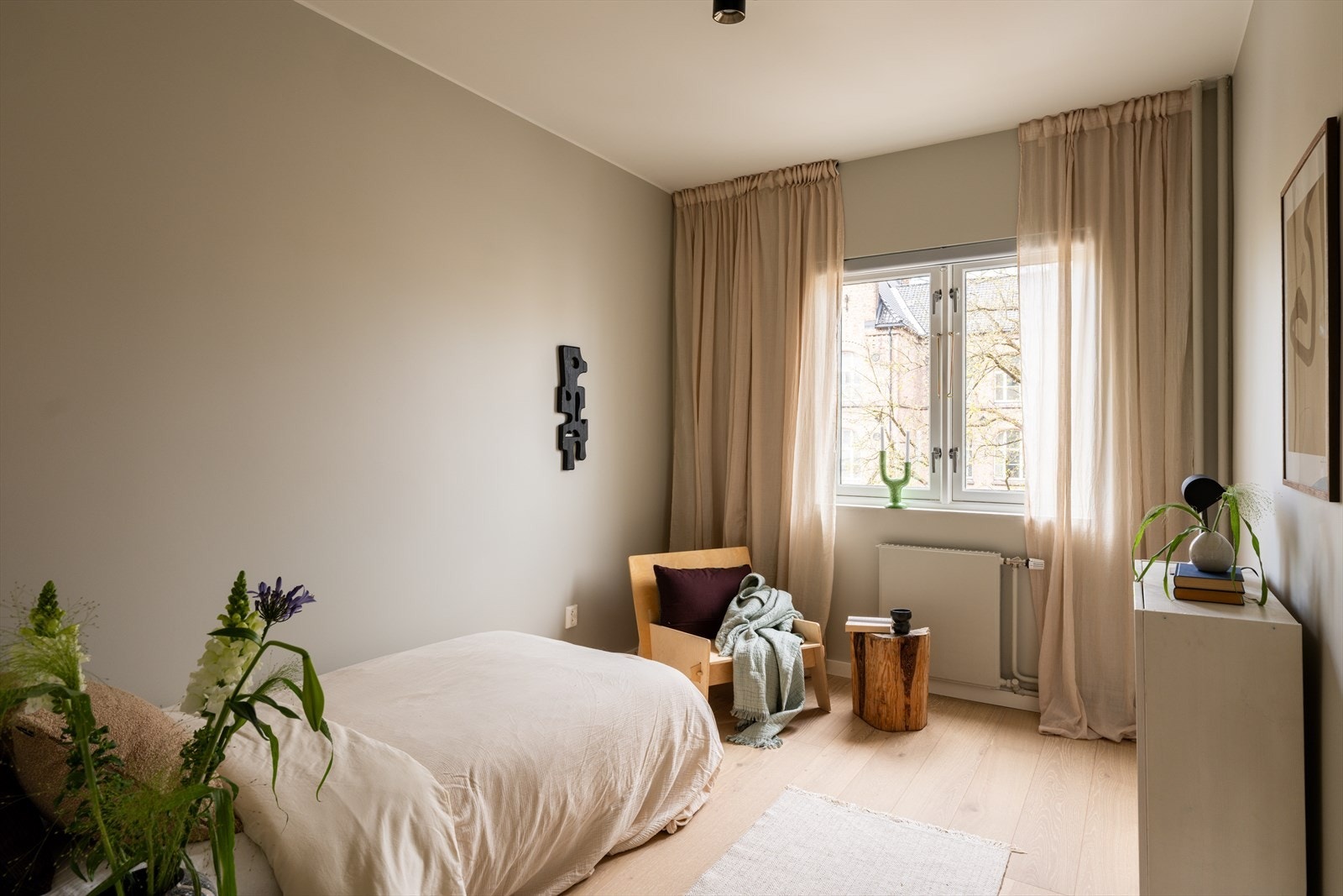 Lekkert soverom med god plass til seng, skrivepult og oppbevaring. Galleribilde