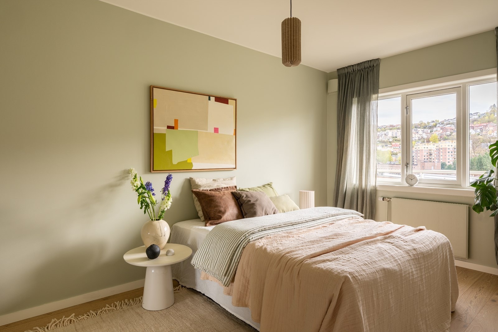 Stort, flott hovedsoverom med plass til dobbeltseng og nattbord på sidene. Galleribilde