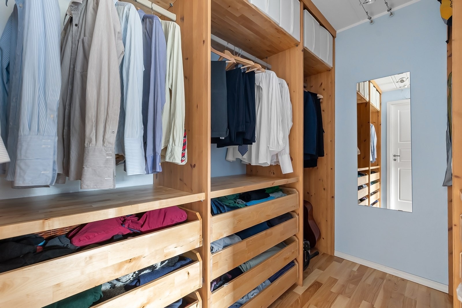 Stor walk-in garderobe på soverommet Galleribilde