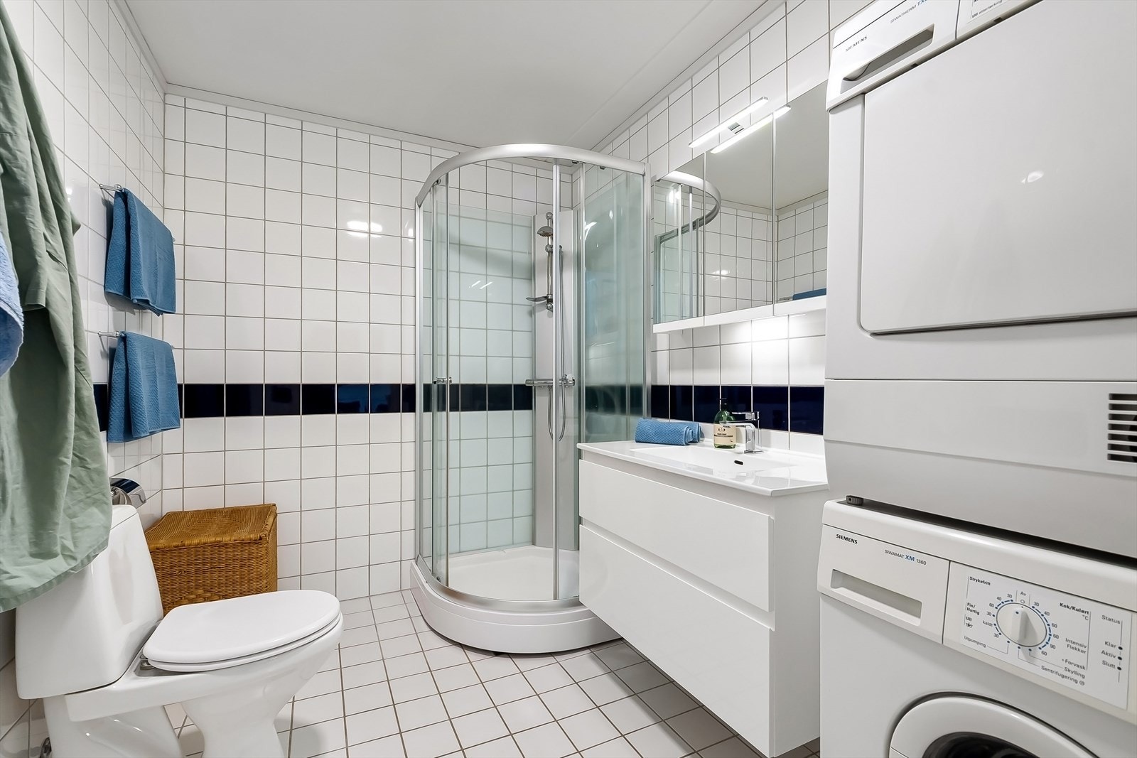 Romslig baderom med hovedkonstruksjon fra byggeår - Badet gir en sjelden mulighet til å sette eget preg og tilpasse løsningen til dagens behov Galleribilde