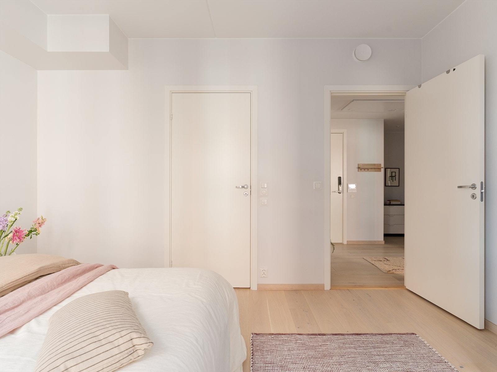 Det er vannbåren gulvvarme tilknyttet felles varmeanlegg i begge bad. Galleribilde