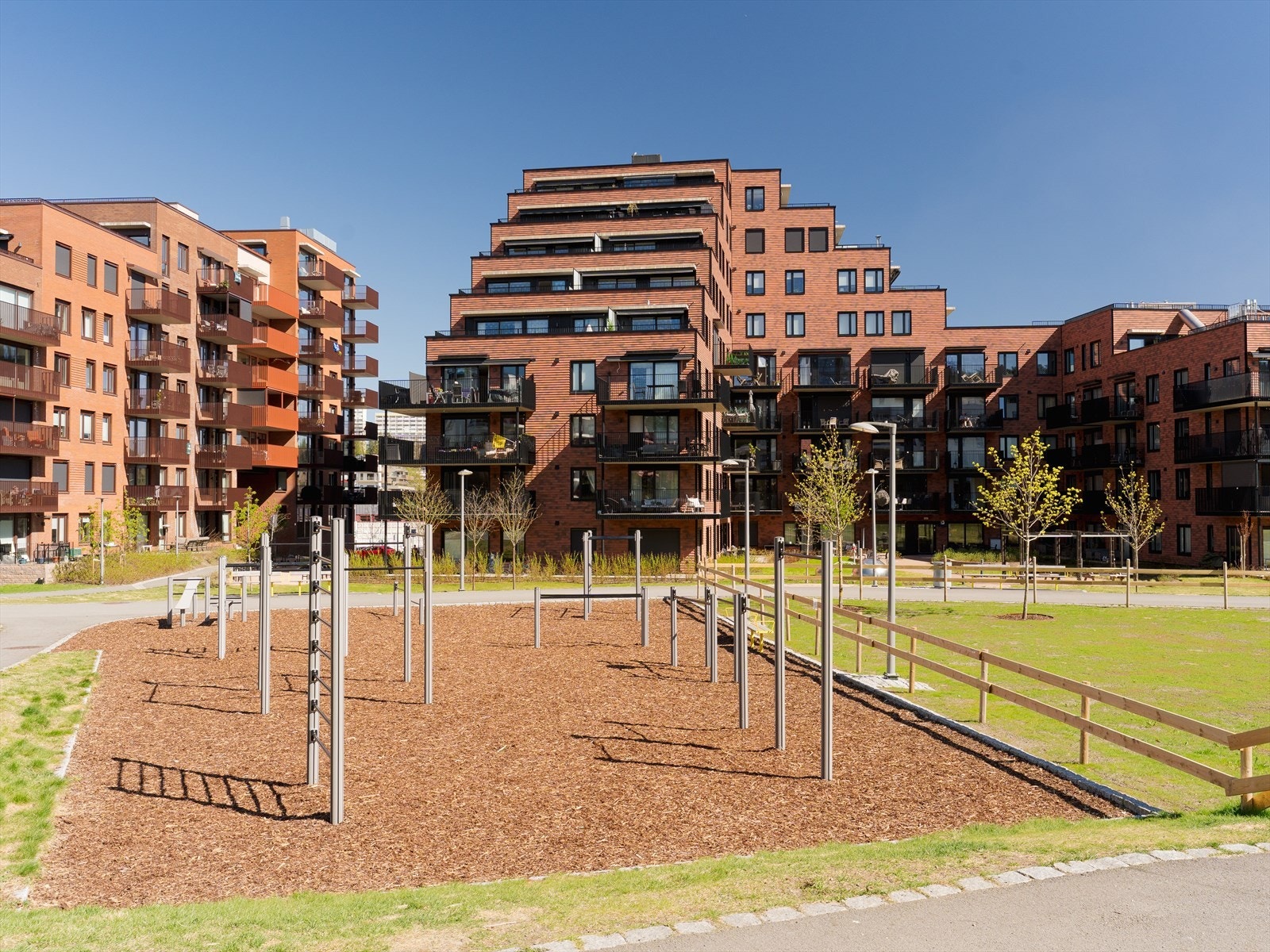 Rett utenfor leiligheten er det tuftepark og sykkelparkering. Sameiet har ca. 100 sykkelparkeringer utendørs. Galleribilde