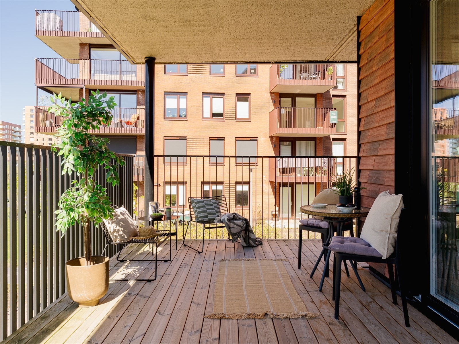 Det medfølger en garasjeplass med el-lader i felles garasjekjeller. På baksiden av bygget er det også gode parkeringsmuligheter. Galleribilde
