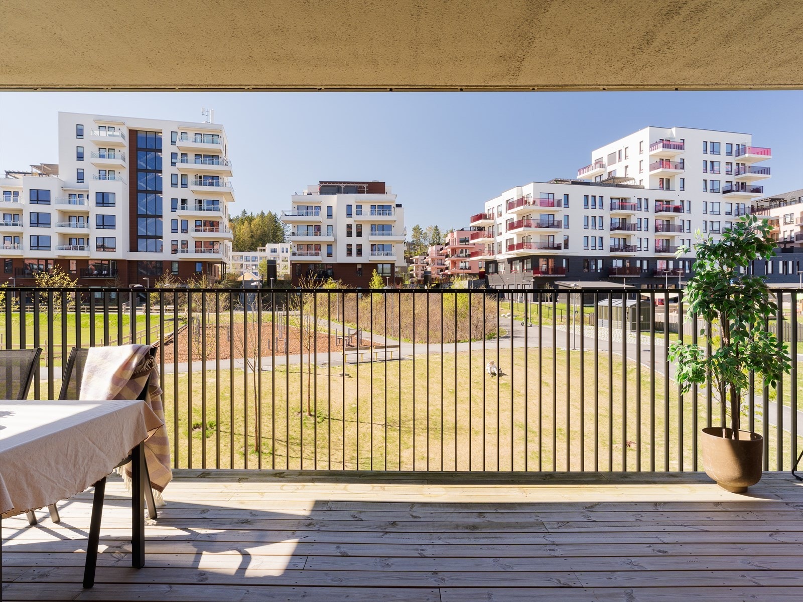 Balkongen er en herlig forlengelse av stuen på sommerstid. Her har du fritt utsyn mot park og flotte grøntområder. I tillegg har man også tilgang til felles takerrasse. Galleribilde