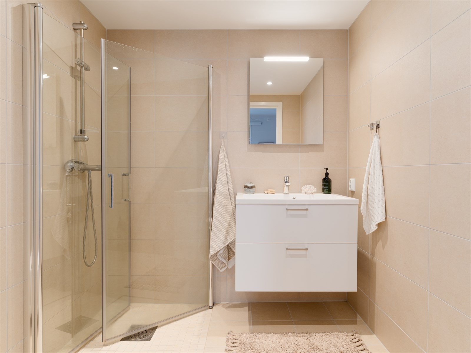 Hovedsoverommet har en-suite bad som skaper hotellfølelsen vi alle lengter etter. Galleribilde