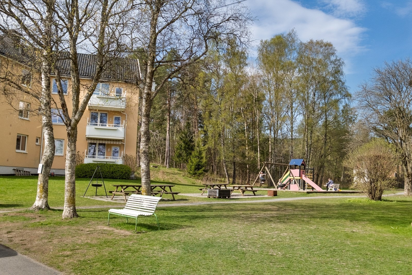 Området har store, grønne fellesarealer med pent opparbeidede gressplener, beplantning, sittegrupper, lekeplasser og sosiale soner med blant annet grillplass og bålpanne Galleribilde