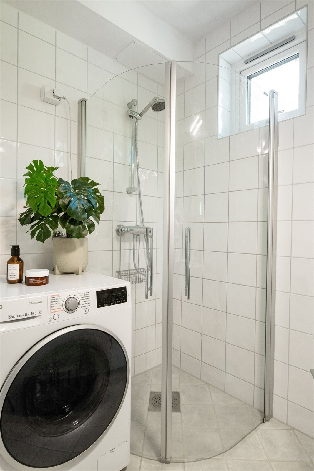 Det er opplegg for vaskemaskin og naturlig ventilasjon på badet Galleribilde