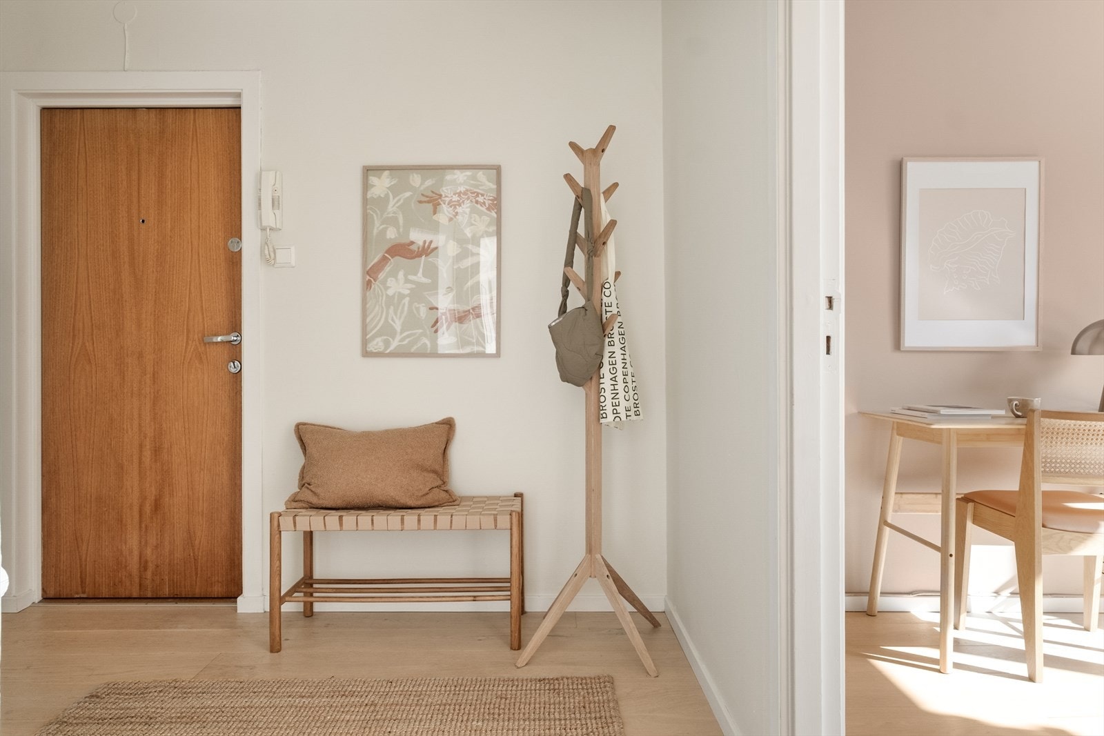 Romslig og innbydende entré med god plass til oppbevaring av yttertøy og sko Galleribilde
