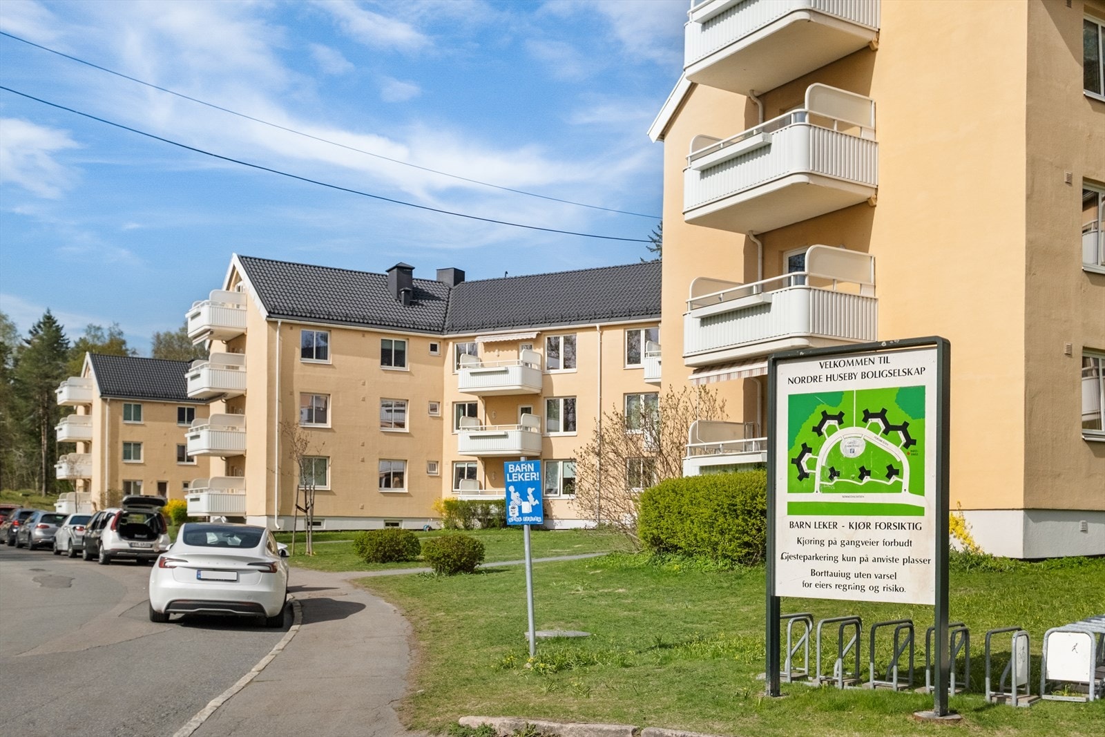 Boligselskapet har felles parkeringsplasser for beboere. Parkeringsoblat tildeles ved henvendelse til styret. Det er etablert flere ladeplasser for elbil på området Galleribilde