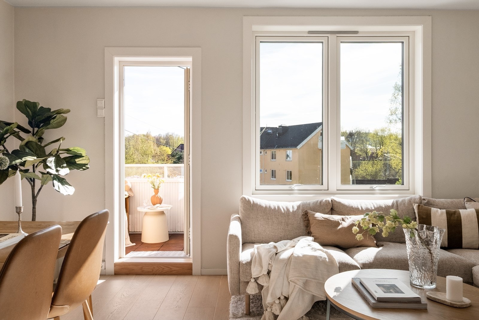 Fra stuen er det utgang til en solrik balkong Galleribilde
